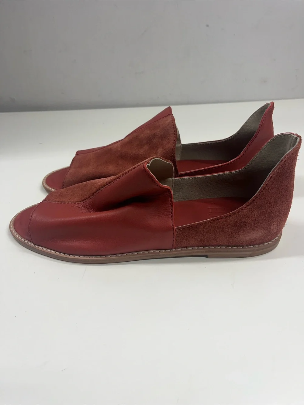 New BIRD OF FLIGHT Open Toe Flats in Read Leather/Suede Size 10